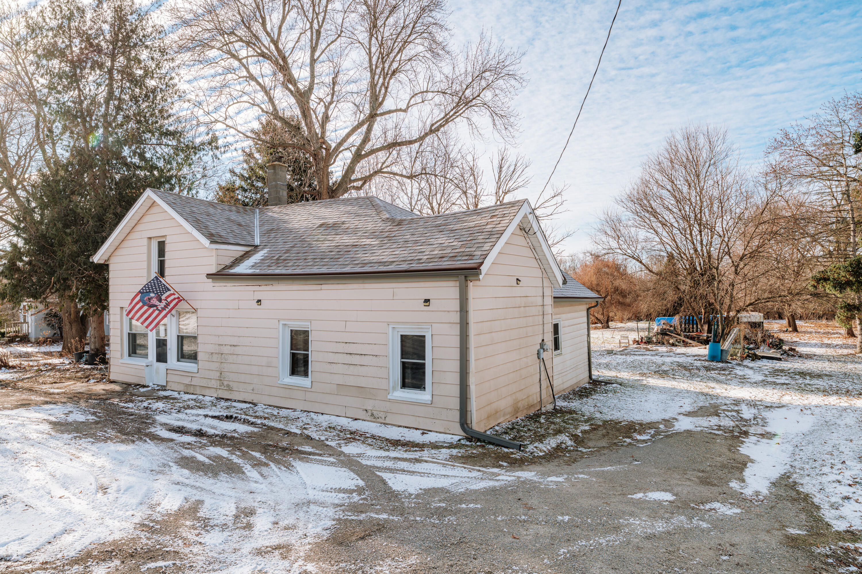 N6335 County Road East Concord, WI 53066 - Photo 6 of 34 Side driveway