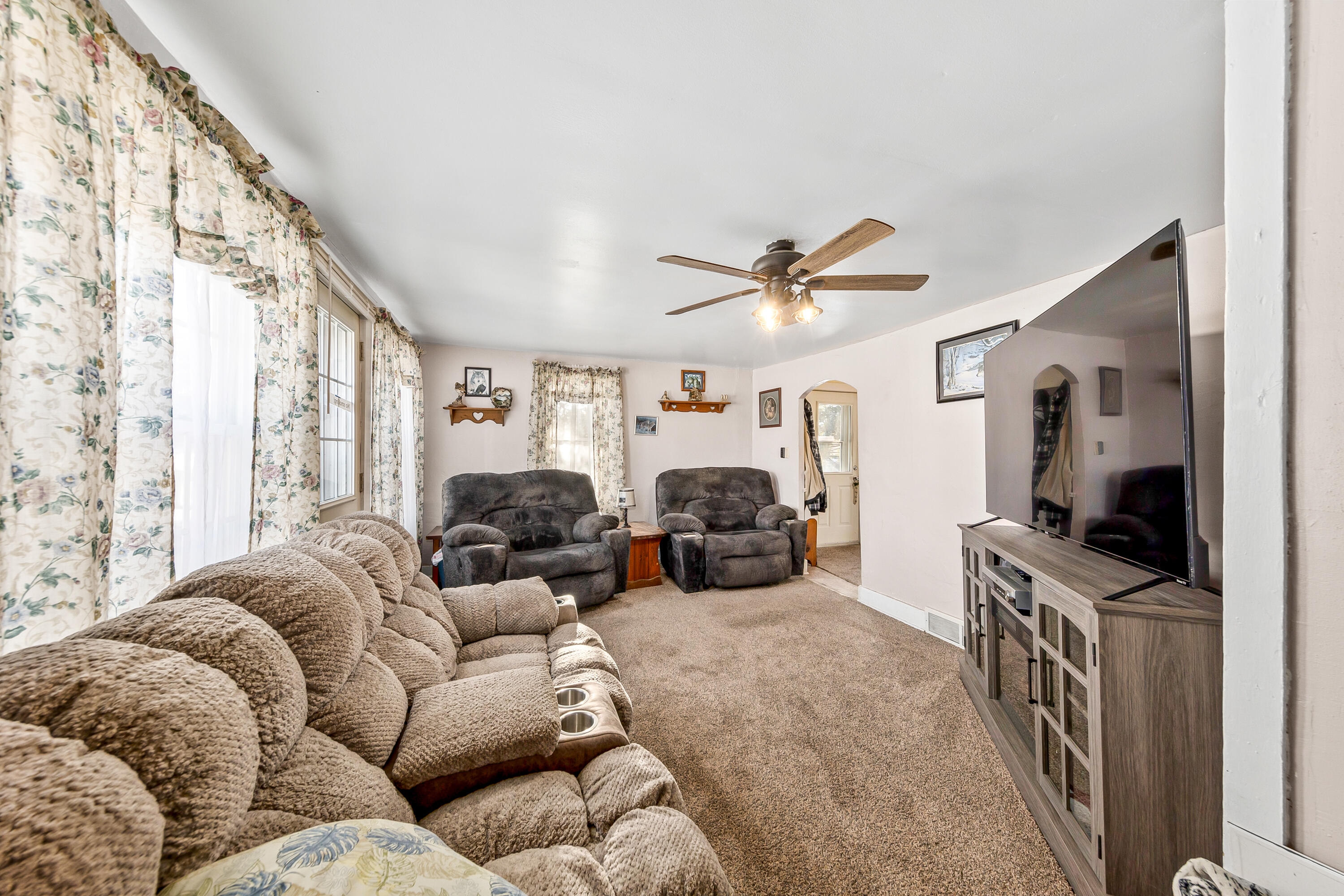 N6335 County Road East Concord, WI 53066 - Photo 10 of 34 Large Living Room