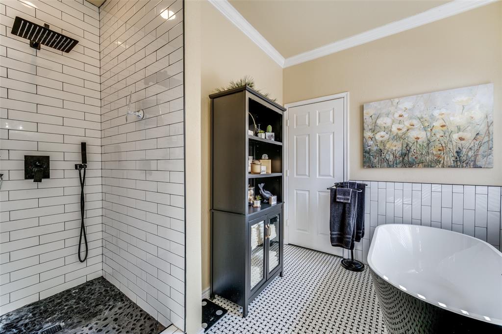 5904 Berkshire Road McKinney, TX 75072 - Photo 10 of 26 a bathroom with a sink and a bathtub