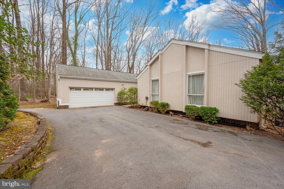 10101 Lloyd Road Potomac, MD 20854 - Photo 4 of 65