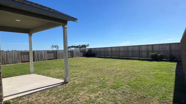 a view of a house with backyard