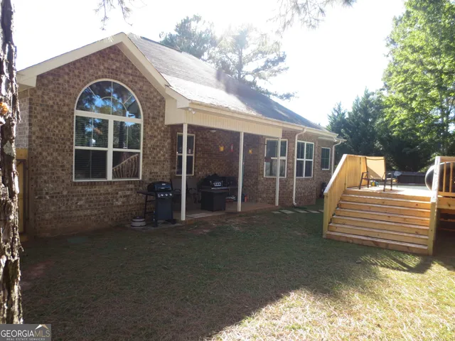 a view of backyard with garden