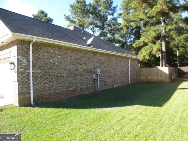 a view of a backyard