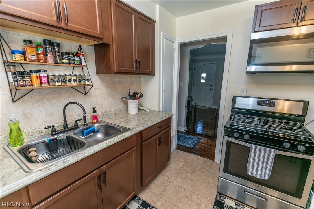 2902 Hearthstone Road Cleveland, OH 44134 - Photo 9 of 35 Gallery Image 9