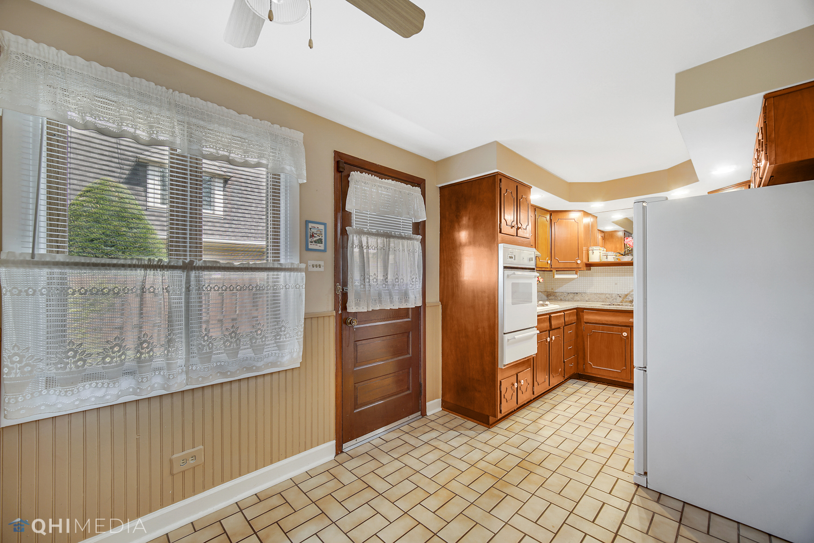 2128 West 111th Street, Unit G Chicago, IL 60643 - Photo 7 of 20 a view of a refrigerator in kitchen and an empty room