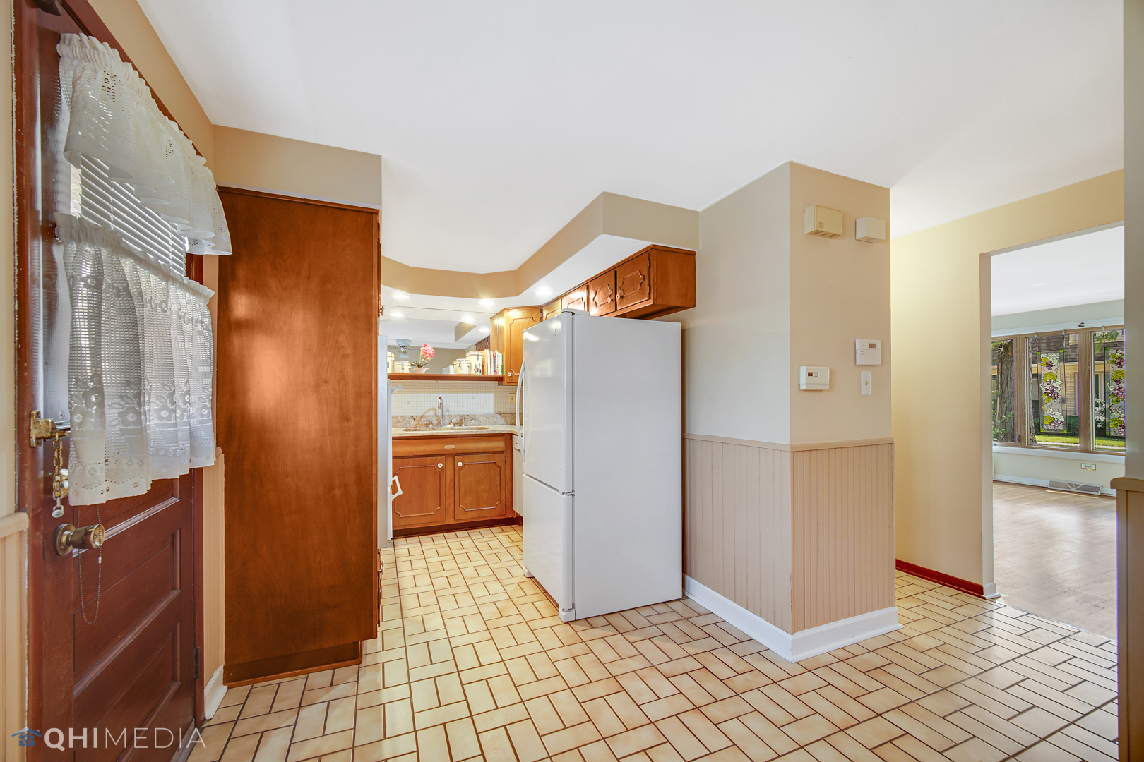 2128 West 111th Street, Unit G Chicago, IL 60643 - Photo 8 of 20 a view of a bathroom with a sink