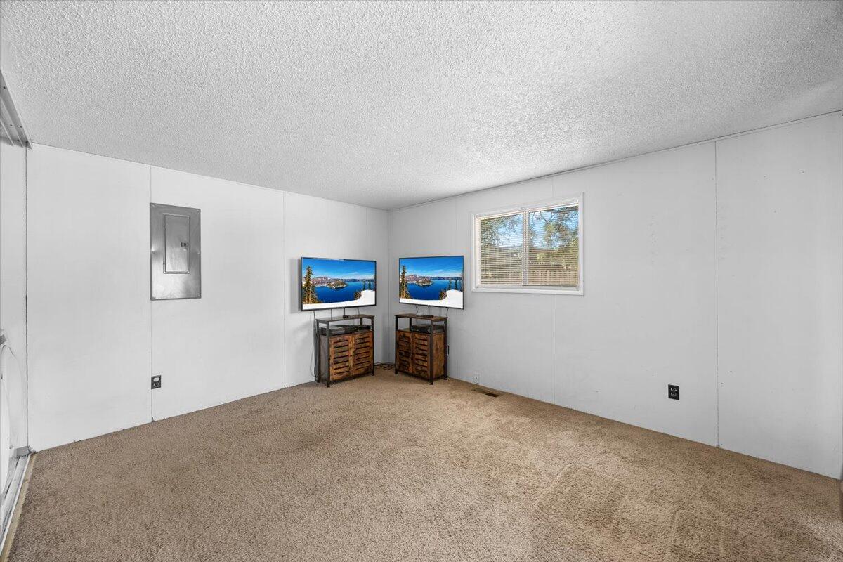 610 Freeman Road Central Point, OR 97502 - Photo 13 of 18 06-IMG_3078