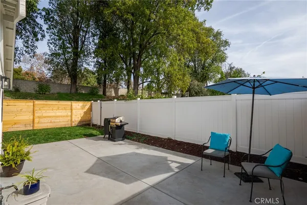 a bench is sitting in the middle of a park