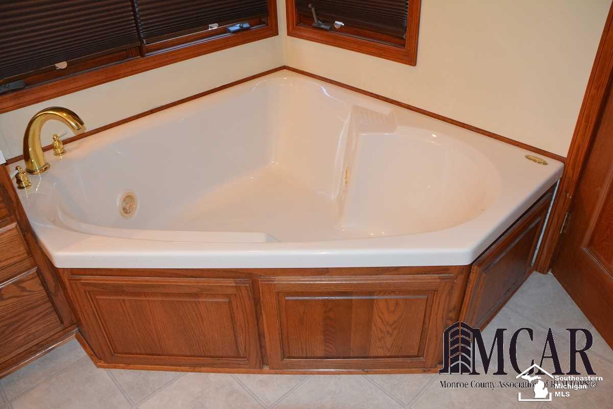 1715 Sandy Creek Road Monroe, MI 48162 - Photo 8 of 22 21470090-7.JPG