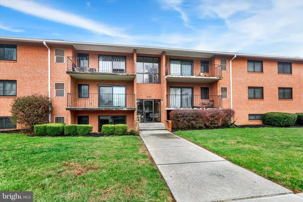 $165,000 | 1633 Edgewood Place, Unit 201, Hagerstown, MD 21740