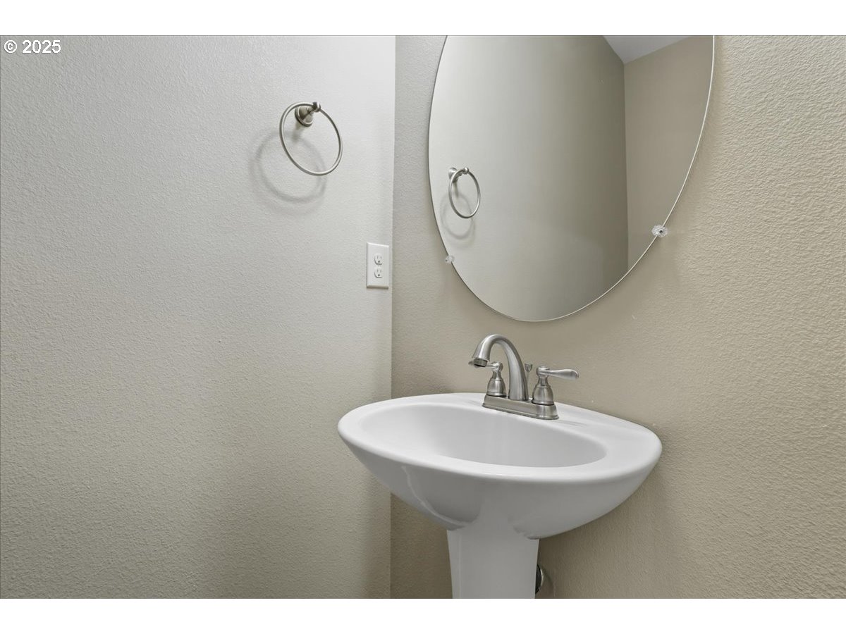 1911 Northwest Sage Street Camas, WA 98607 - Photo 12 of 25 Bathroom