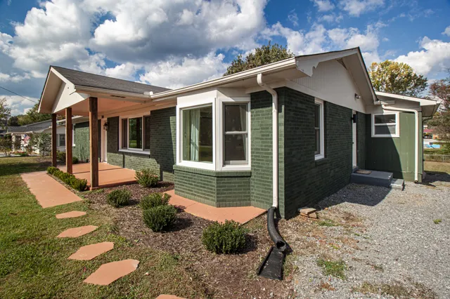 a view of a house with a yard