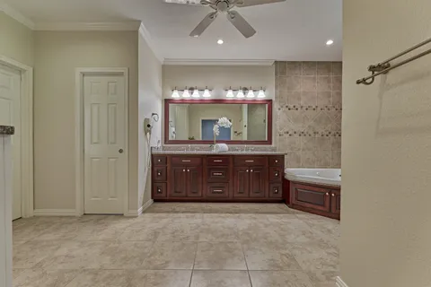 $1,050,000 | 11062 North Hidden Oaks, Conroe, TX 77384