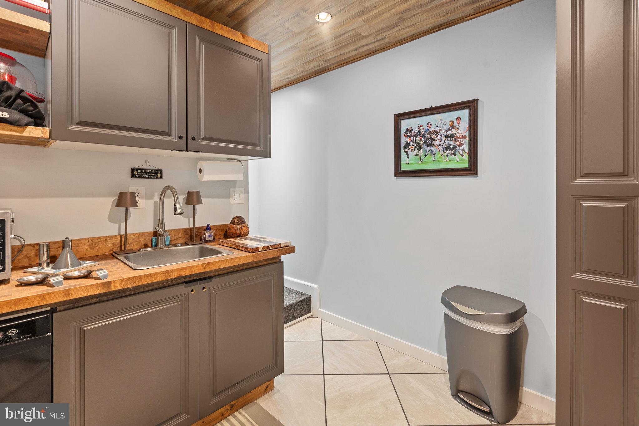 22088 Landora Bridge Road Ruther Glen, VA 22546 - Photo 78 of 122 Charming entryway with modern flair.