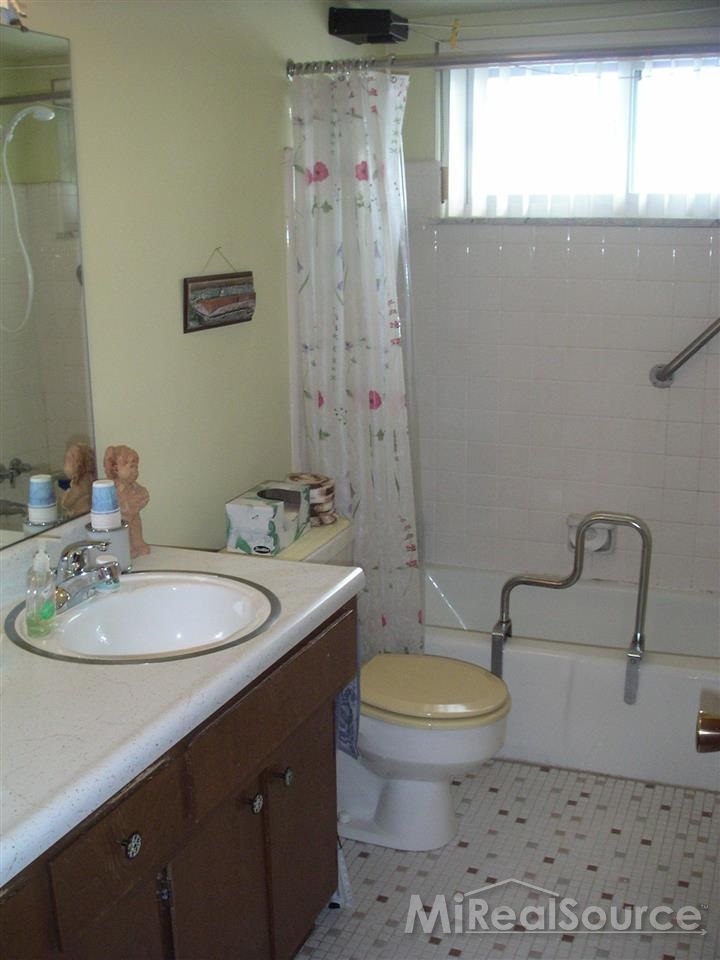 34500 Mulvey Road, Unit 7 Fraser, MI 48026 - Photo 8 of 13 Bathroom