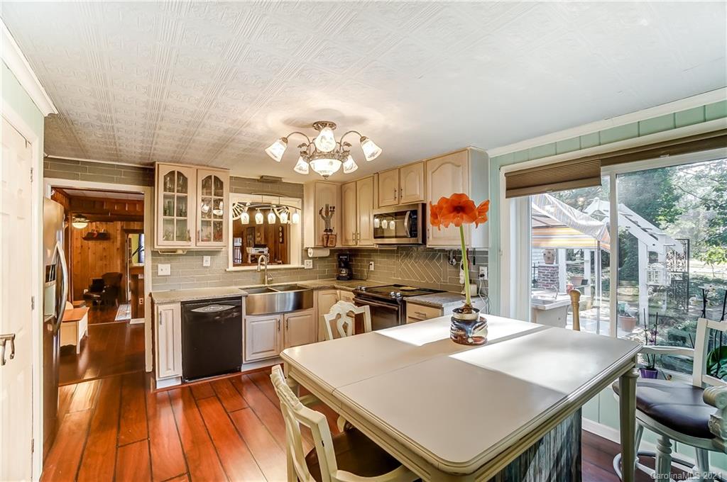 1338 Sunset Road Charlotte, NC 28216 - Photo 8 of 40 Gallery Image 8