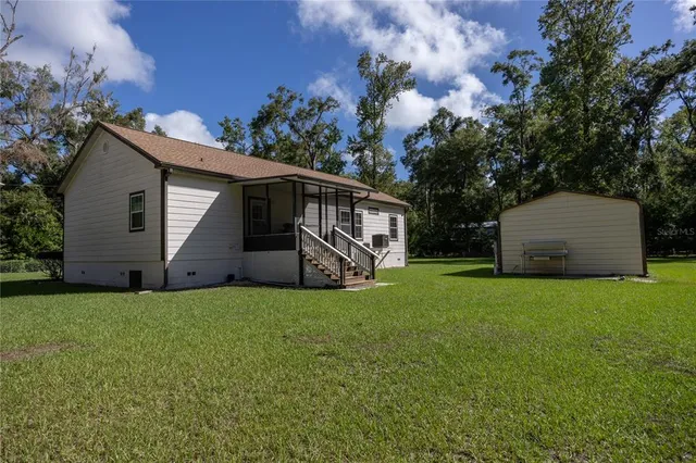 a view of a house with backyard and garden