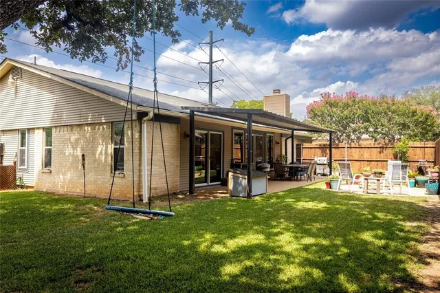 a view of a house with backyard