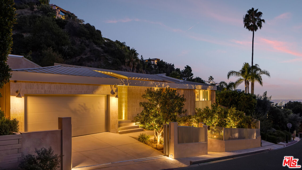 1600 Rising Glen Road Los Angeles, CA 90069 - Photo 3 of 28 a view of outdoor space and yard