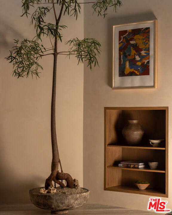 1600 Rising Glen Road Los Angeles, CA 90069 - Photo 8 of 28 a vase of flowers sitting on a table