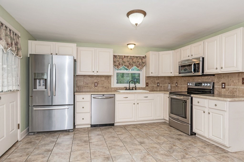180 Alabama Road Tewksbury, MA 01876 - Photo 4 of 39 Gallery Image 4