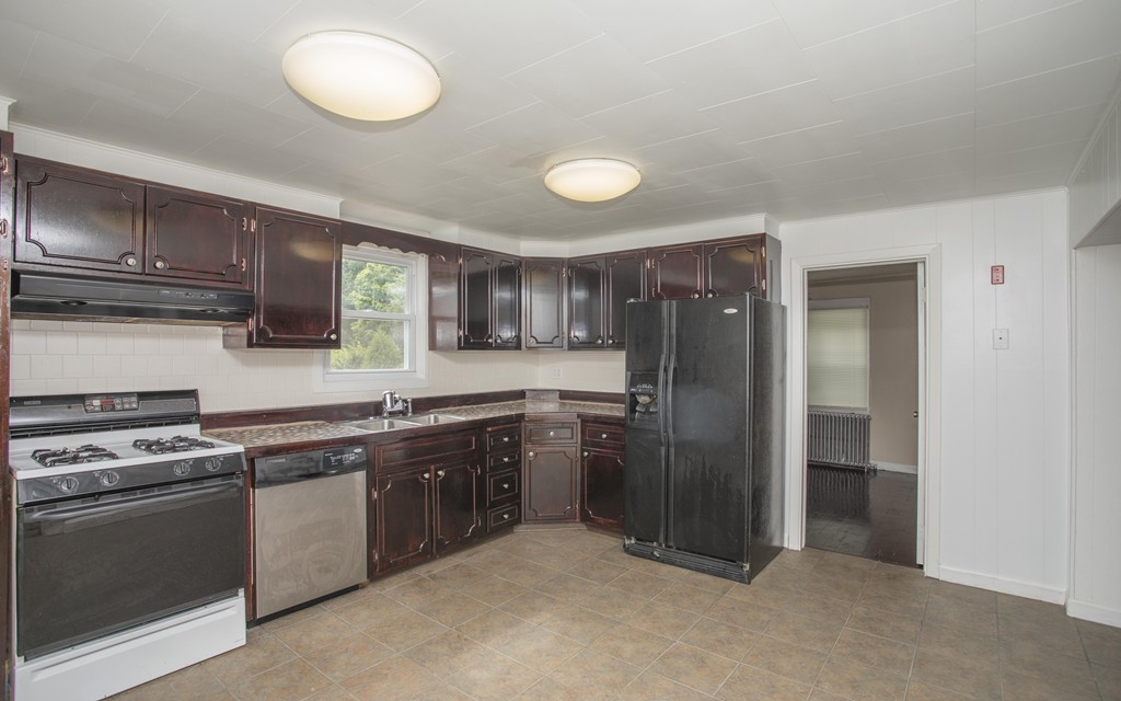511 Slocum Road Dartmouth, MA 02747 - Photo 5 of 26 Gallery Image 5