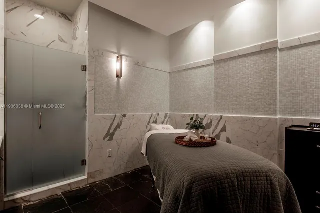 $32,000 | 5959 Collins Avenue, Unit 807, Miami Beach, FL 33140