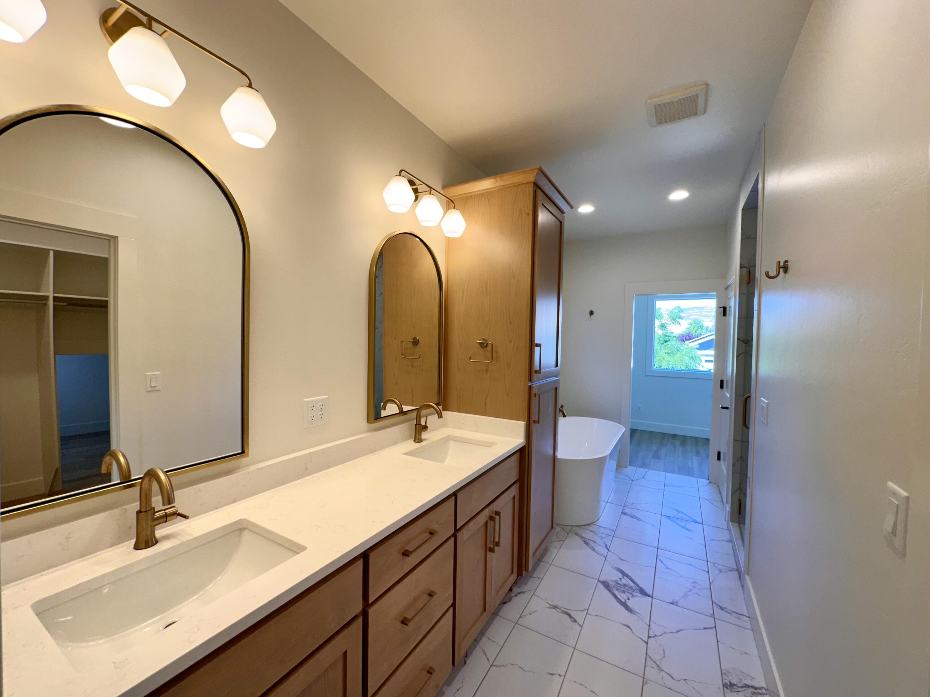 380 Randy Street Ashland, OR 97520 - Photo 18 of 43 Primary Bathroom