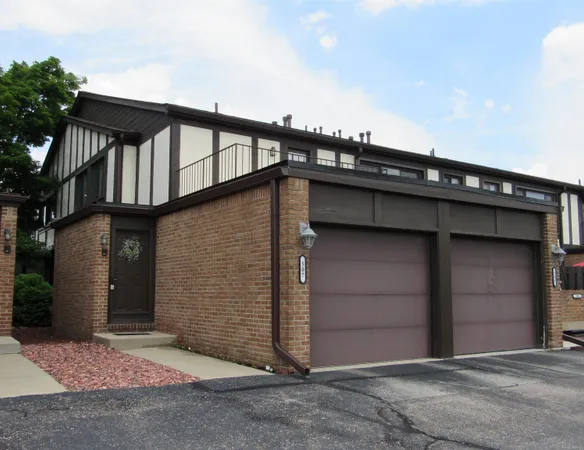 $179,500 | 507 Country Club Drive, St. Clair Shores, MI 48082
