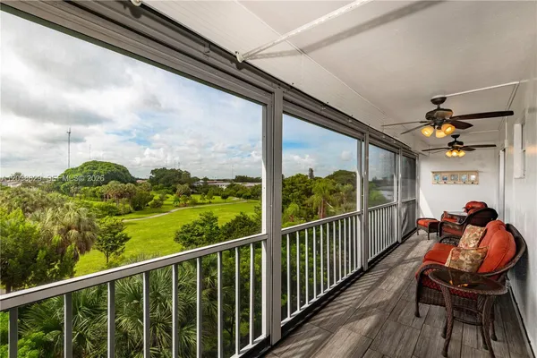 $189,900 | 4800 Hillcrest Lane, Unit 501, Hollywood, FL 33021