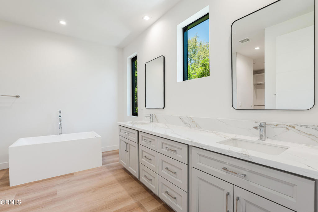 2821 Los Robles Road Thousand Oaks, CA 91362 - Photo 31 of 68 a spacious bathroom with a double vanity sink mirror and bathtub