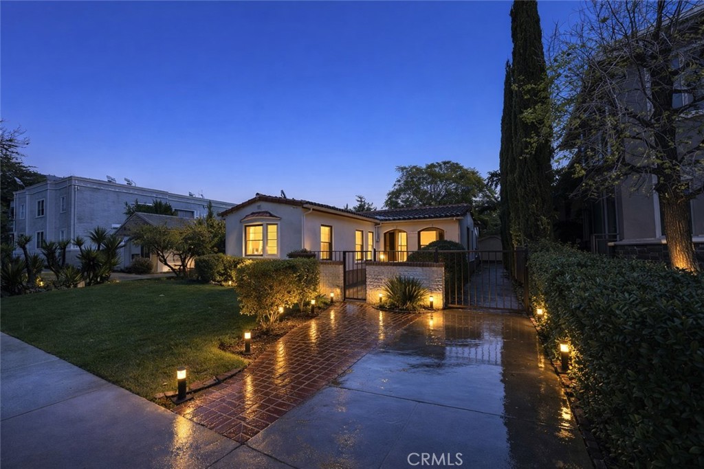 1028 San Rafael Avenue Glendale, CA 91202 - Photo 17 of 17 a front view of a house with a yard