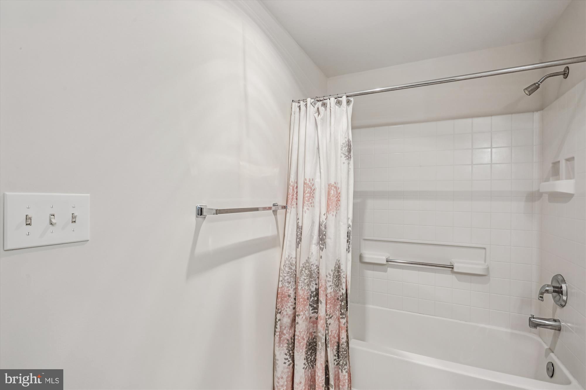 3210 North Leisure World Boulevard, Unit 610 Silver Spring, MD 20906 - Photo 36 of 97 a bathroom with a bathtub