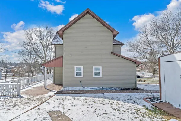 a view of a backyard