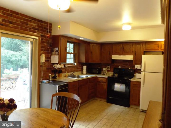 1046 Telegraph Road Coatesville, PA 19320 - Photo 6 of 23 Kitchen