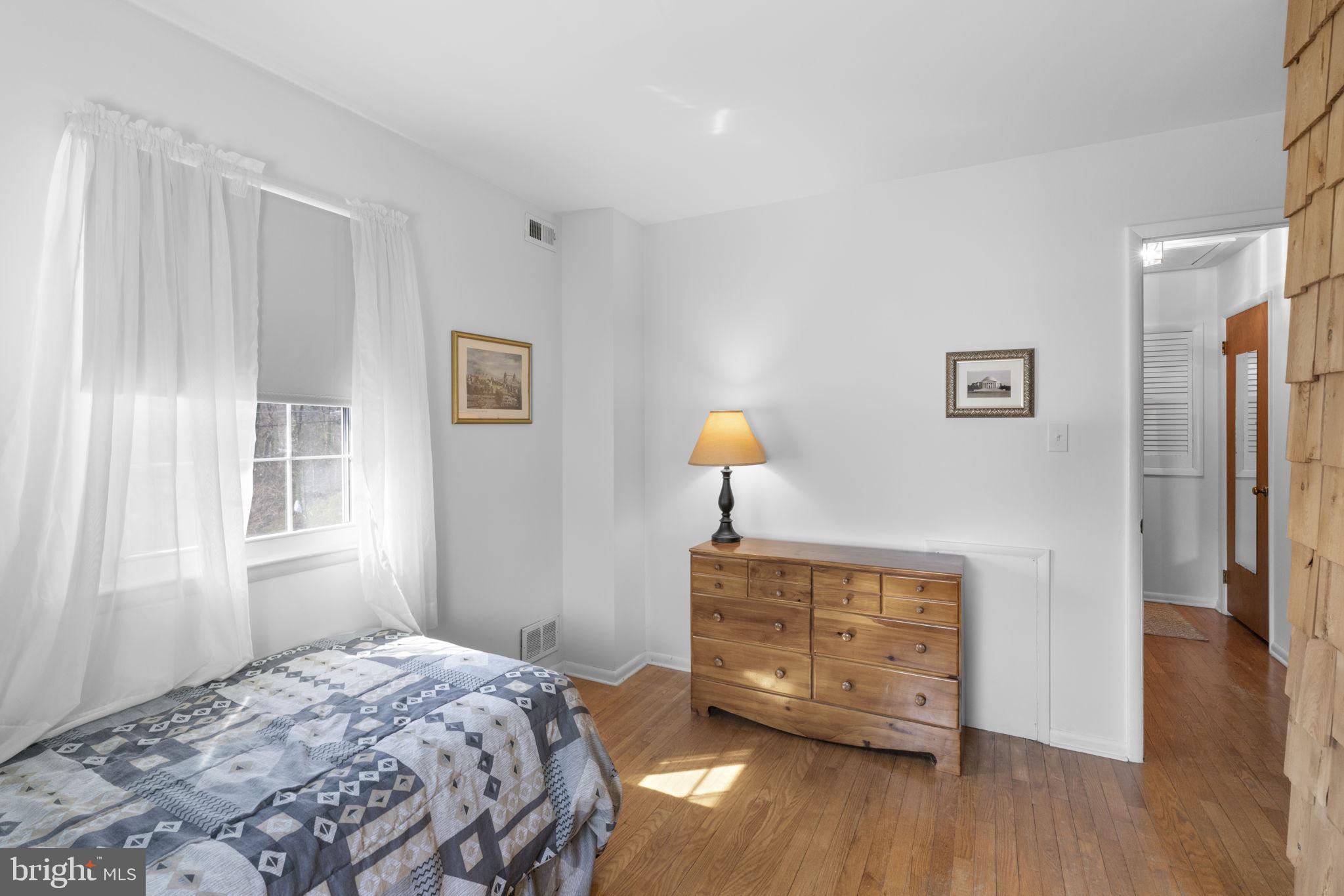 943 Homberg Avenue Baltimore, MD 21221 - Photo 20 of 34 a bedroom with a bed and a lamp on table