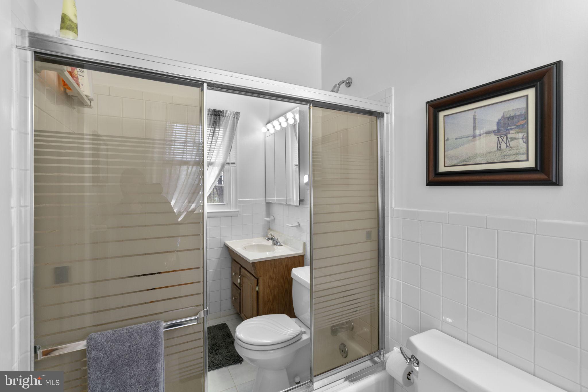 943 Homberg Avenue Baltimore, MD 21221 - Photo 21 of 34 a bathroom with a toilet sink and shower