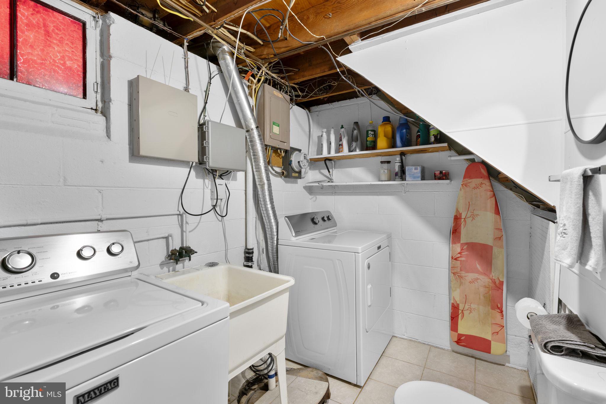 943 Homberg Avenue Baltimore, MD 21221 - Photo 26 of 34 a utility room with dryer and washer