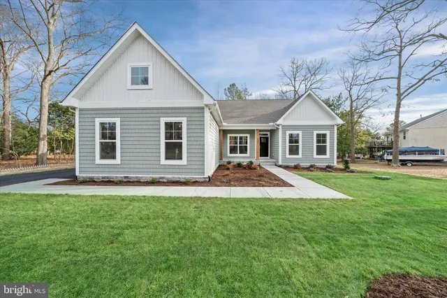 a view of a yard in front of house