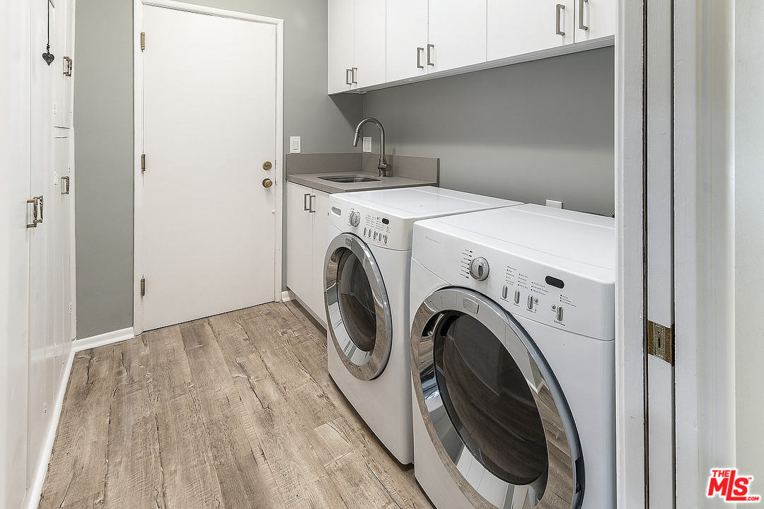 711 Sierra Drive Beverly Hills, CA 90210 - Photo 15 of 40 a utility room with dryer and washer