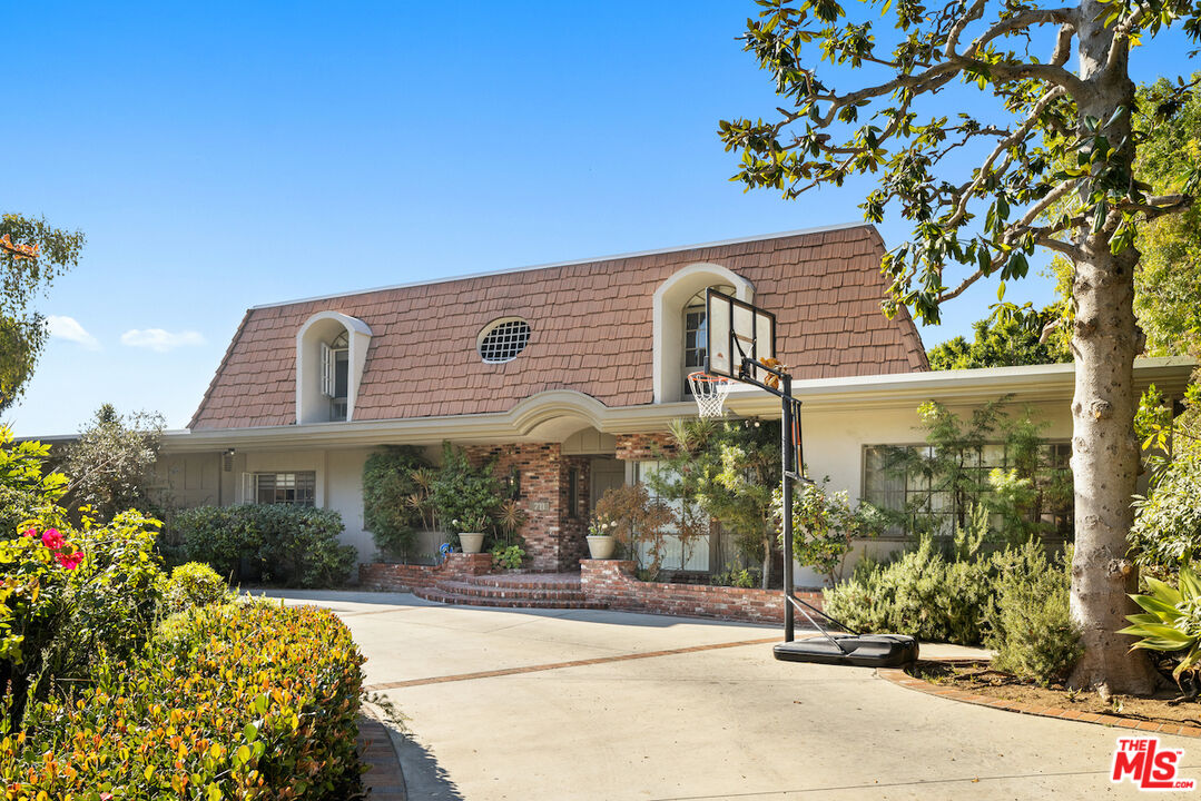 711 Sierra Drive Beverly Hills, CA 90210 - Photo 3 of 40