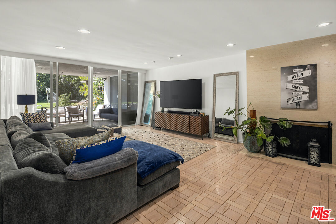 711 Sierra Drive Beverly Hills, CA 90210 - Photo 10 of 40