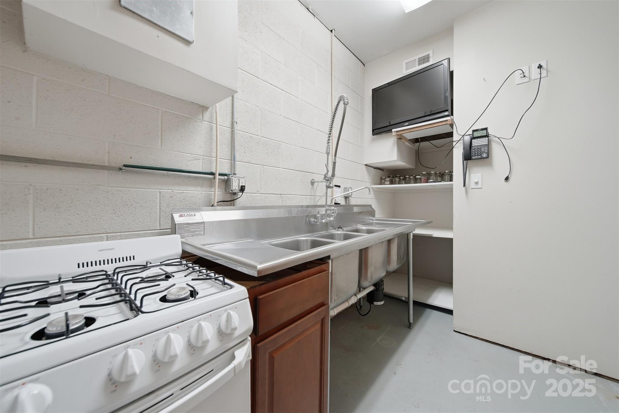 3619 Links Drive Conover, NC 28613 - Photo 40 of 48 a utility room with washer and dryer