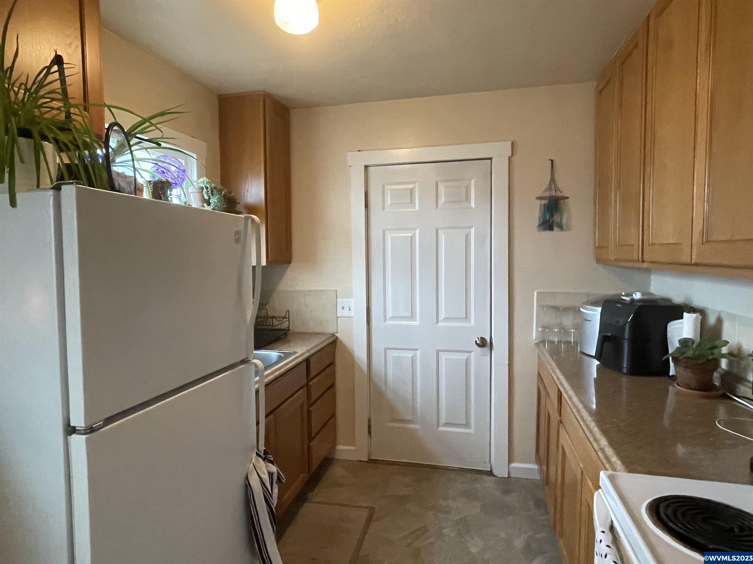 91 West Elmore Street Lebanon, OR 97355 - Photo 3 of 15