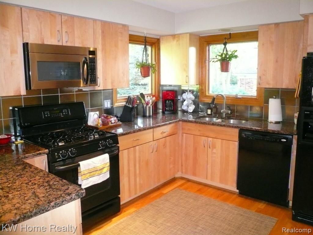 24880 Power Road Farmington, MI 48336 - Photo 6 of 34 Kitchen1.jpg