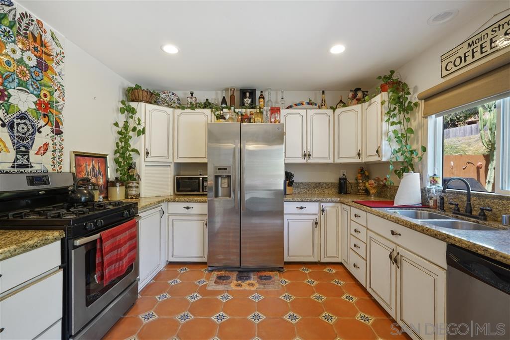 2305 Doubletree Road Spring Valley, CA 91978 - Photo 5 of 22 Family style country kitchen, perfect to entertain and flow out to backyard area!