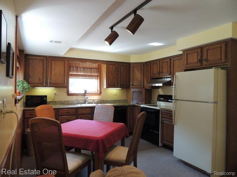 283 North Hill Circle Rochester, MI 48307 - Photo 9 of 21 Kitchen