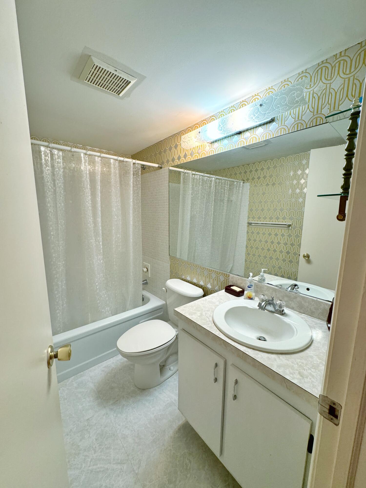 854 Southwest 9th St Circle, Unit 203 Boca Raton, FL 33486 - Photo 13 of 22 Primary Bathroom