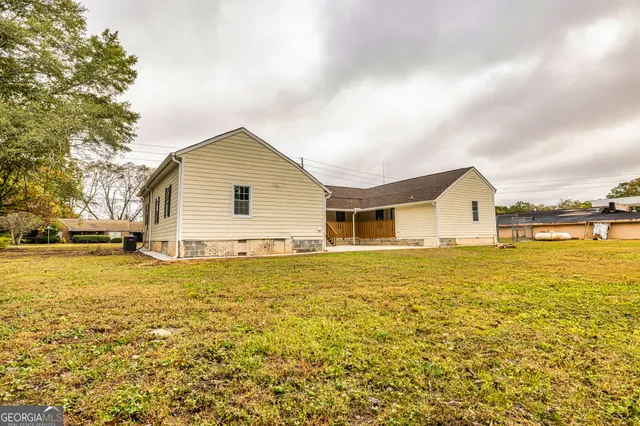 a view of a house with a yard