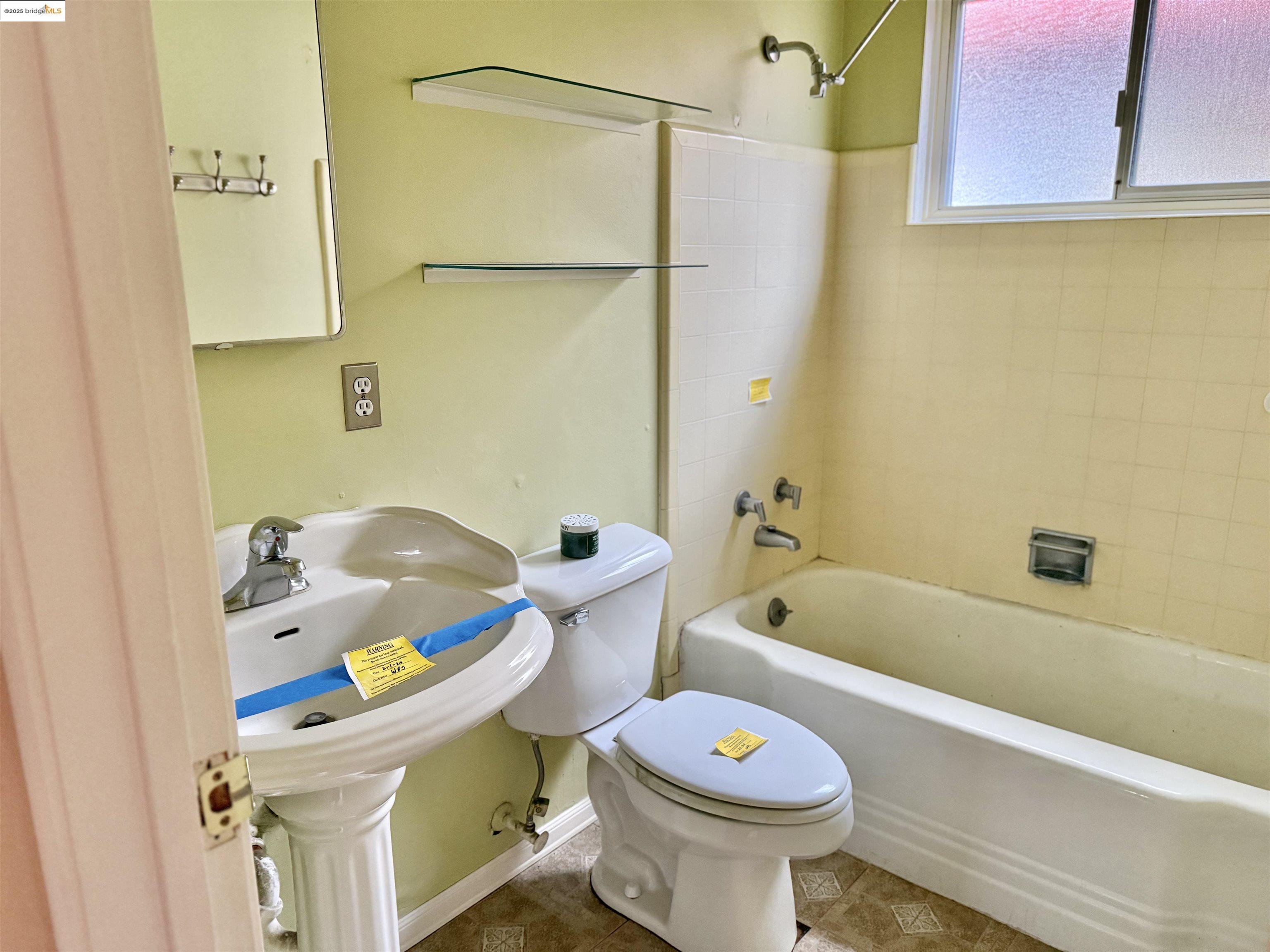 949 Flores Way Rio Vista, CA 94571 - Photo 16 of 19 a bathroom with a sink toilet and bathtub